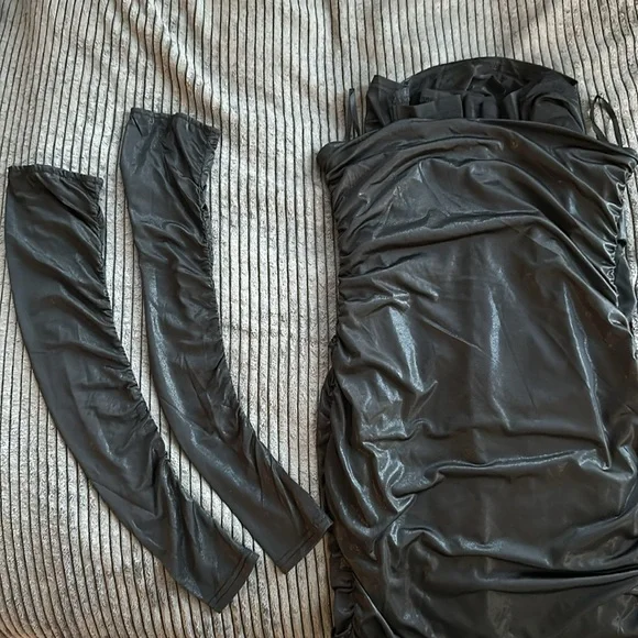 More to come - Maddy Ruched Gown in black - Picture 3 of 7